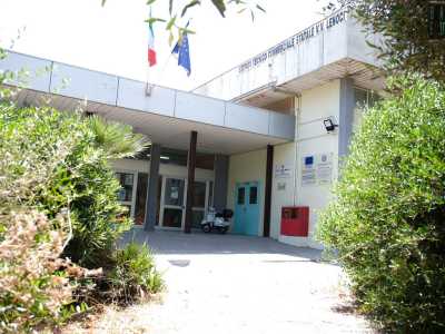 �Era bello frequentare un luogo cos� verde, con piste da atletica, campi di basket e grandi auditorium - ricorda il 48enne Marco, ex studente del Lenoci -. Vista poi la presenza degli altri istituti pareva veramente di trovarsi in una sorta di �cittadella dello studio��
